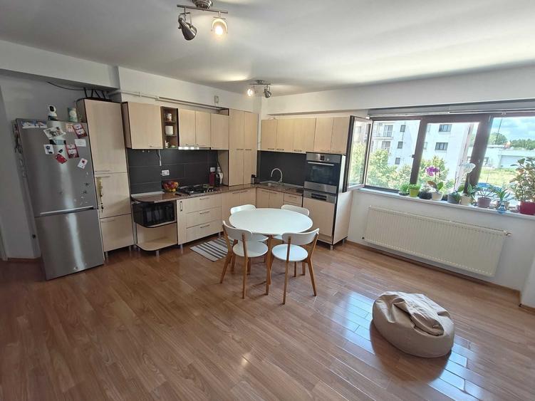 Apartament cu 3 camere decomandat în Viforâta