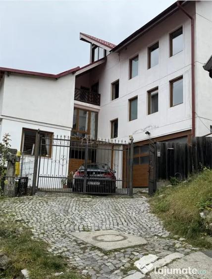 Casă cu 10 camere cu Teren 300 Mp în Centrul Istoric