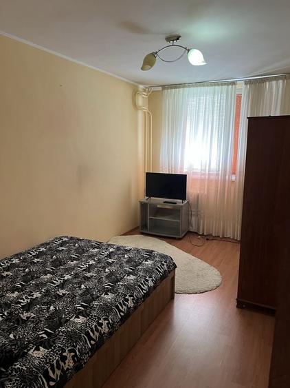 Casă cu 2 camere decomandat în Titan