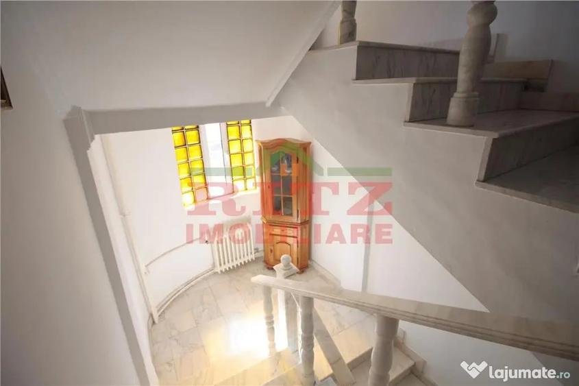 Casă cu 8 camere cu Teren 445 Mp în Orașul de Jos