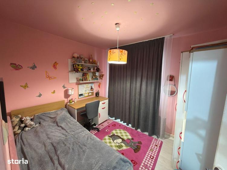 Apartament cu 4 camere decomandat în Periferie