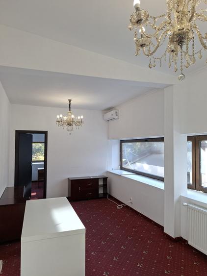 Casă cu 9 camere cu Teren 100 Mp în Romană