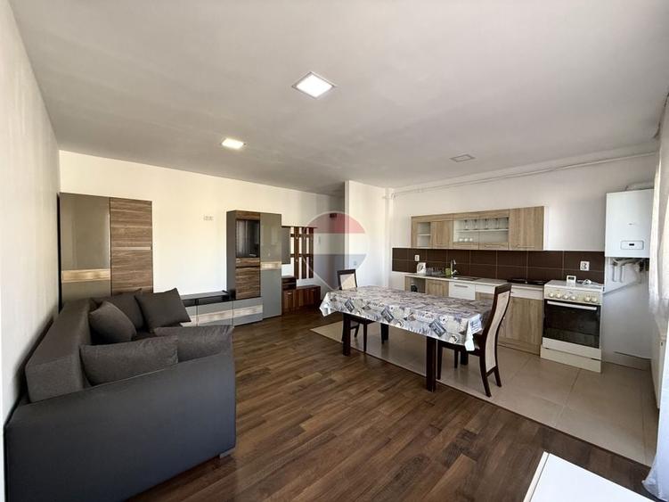 Apartament cu 3 camere semidecomandat, mobilat în Florești