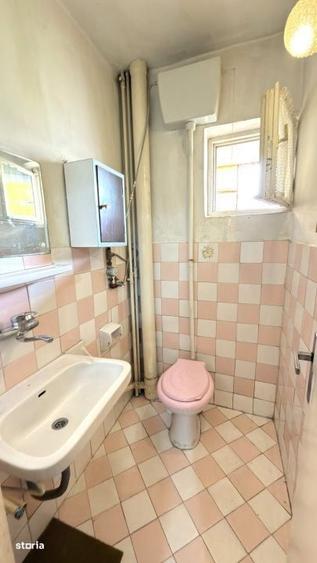 Apartament cu 3 camere semidecomandat, mobilat în Central