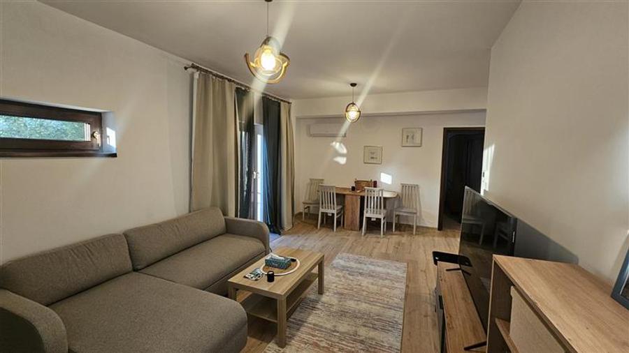 Apartament cu 2 camere semidecomandat, mobilat în Pajura