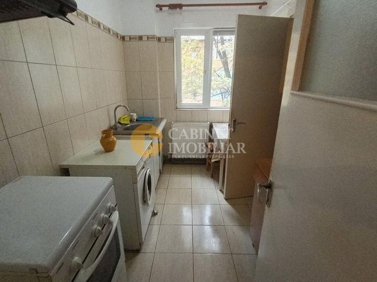 Apartament cu 3 camere semidecomandat, mobilat în Tătărași