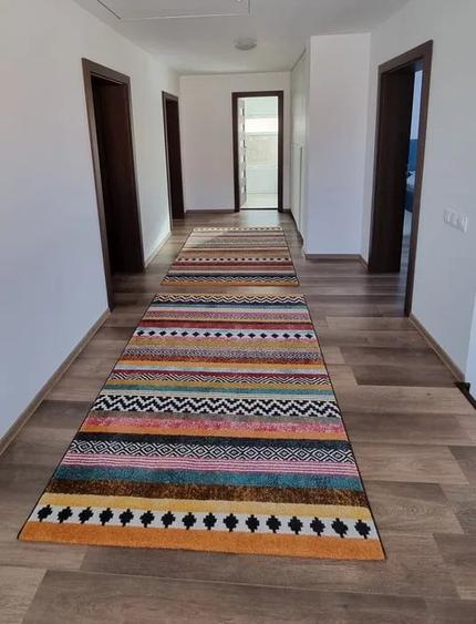 Casă individuală cu 5 camere cu Canalizare în Luna de Sus
