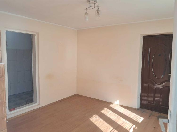 Casă cu 2 camere în Adjudu Vechi