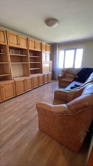 Apartament cu 3 camere semidecomandat în Colentina