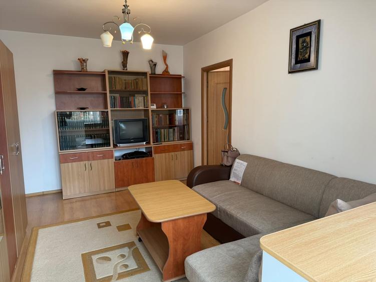 Apartament cu 3 camere semidecomandat, mobilat în Hipodrom 3