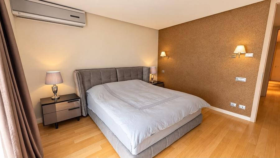 Apartament cu 4 camere, mobilat în Băneasa