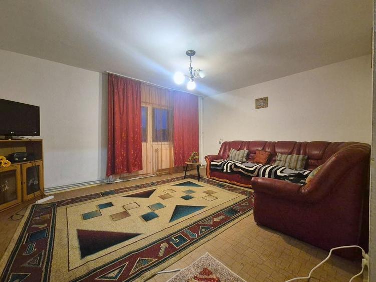 Apartament cu 3 camere decomandat în Astra