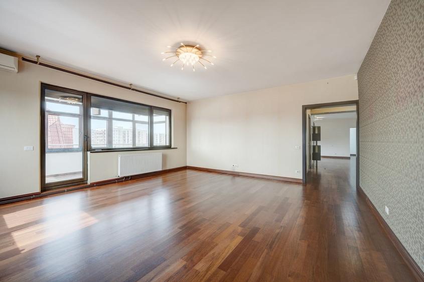 Apartament cu 6 camere decomandat în Sisești