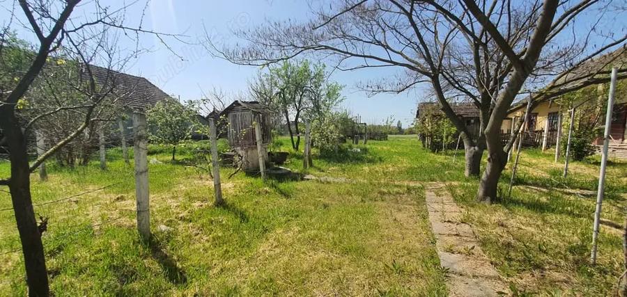 Casă cu 4 camere în Sânpetru Mare