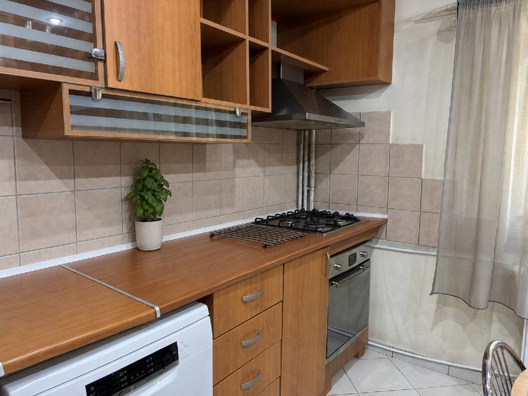 Apartament cu 4 camere decomandat, mobilat în Sebastian