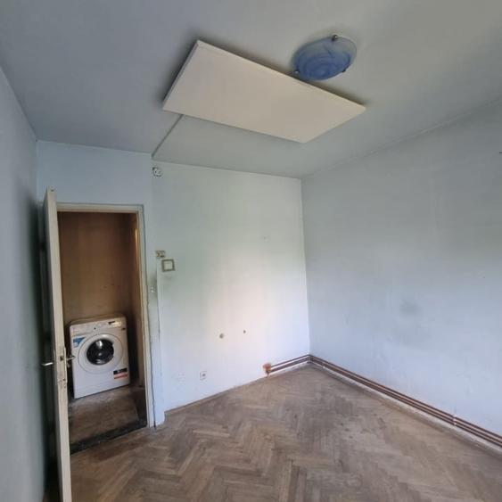 Apartament cu 3 camere semidecomandat în Florilor