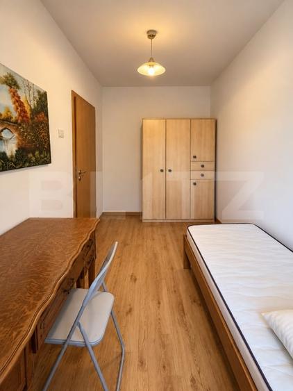 Casă individuală cu 8 camere cu Canalizare în Ghiroda