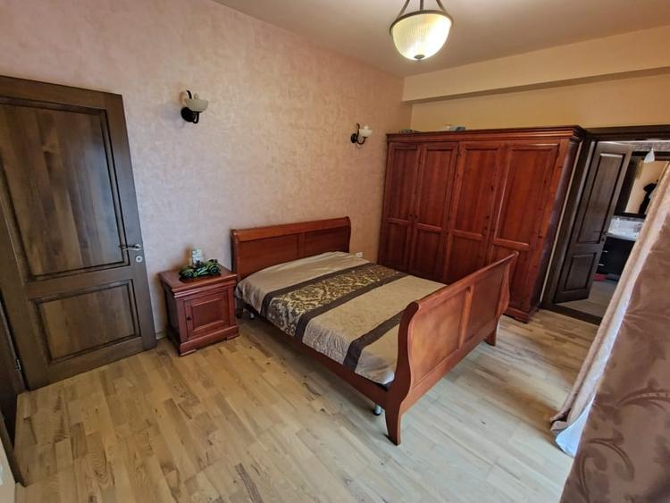 Apartament cu 3 camere semidecomandat, mobilat în Central