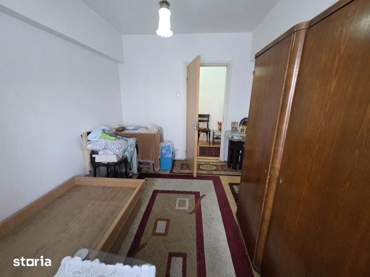 Apartament cu 3 camere decomandat în Tei