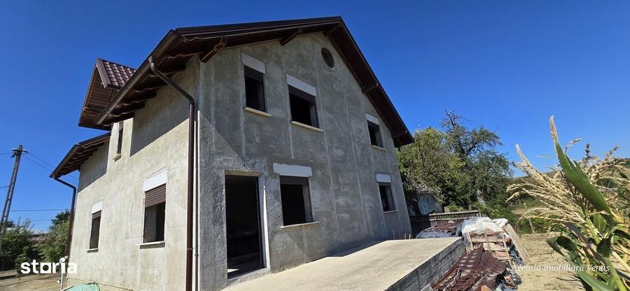 Casă cu 4 camere în Ipotești