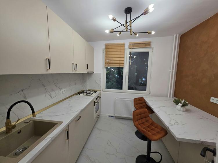 Apartament cu 3 camere semidecomandat în Bucur Obor