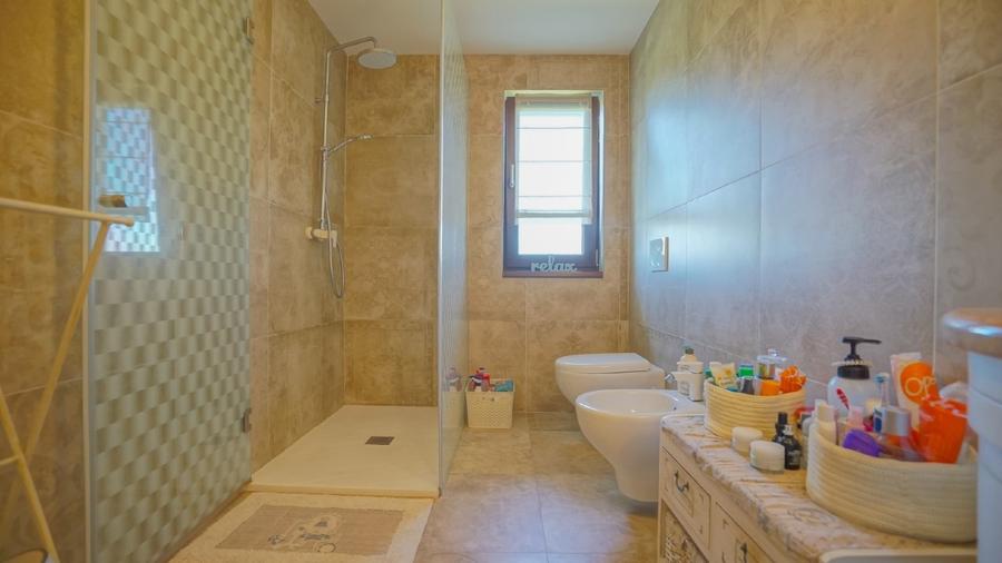 Casă individuală cu 10 camere cu Canalizare în Baciu
