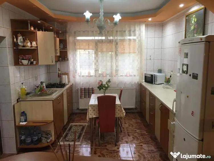Casă cu 6 camere cu Teren 2000 Mp în Bucium