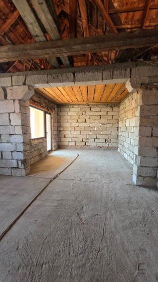 Casă individuală cu 4 camere cu Teren 1800 Mp în Central