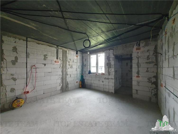 Casă cu 6 camere cu Garaj în Ciocârlia