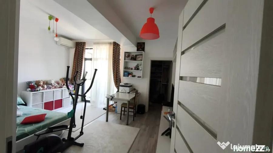 Apartament cu 4 camere decomandat în Est