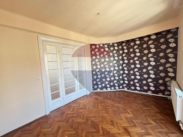 Apartament cu 3 camere semidecomandat în Periferie