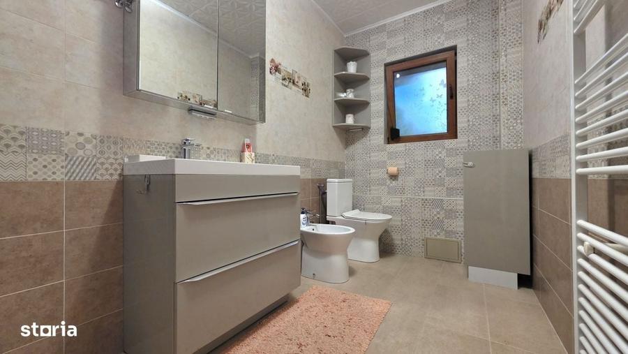Casă cu 4 camere în Lazu