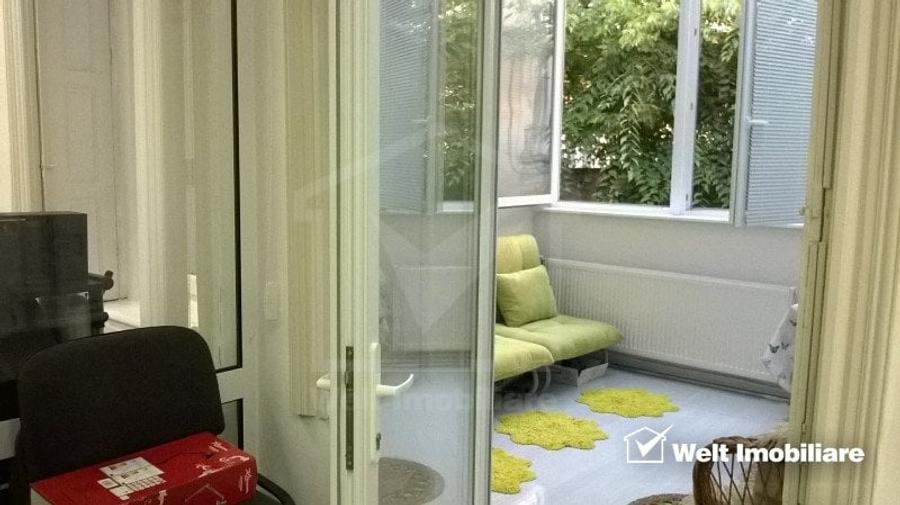 Apartament cu 3 camere semidecomandat în Central
