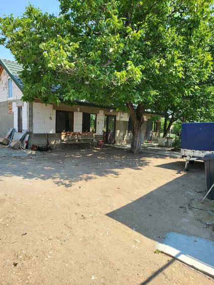 Casă cu 4 camere cu Teren 2200 Mp în Valea Stanciului