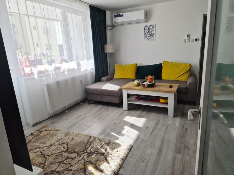 Apartament cu 3 camere semidecomandat în Bucur Obor