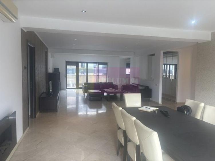 Apartament cu 4 camere semidecomandat, mobilat în Băneasa