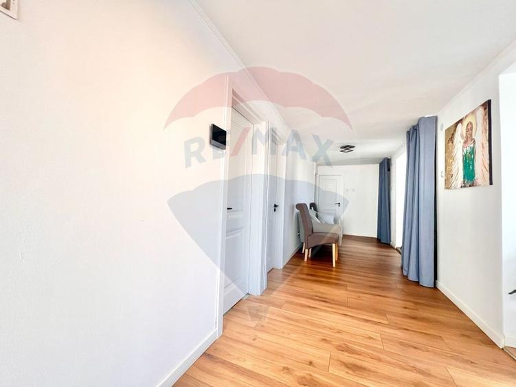 Casă cu 12 camere cu Teren 247 Mp în Decebal