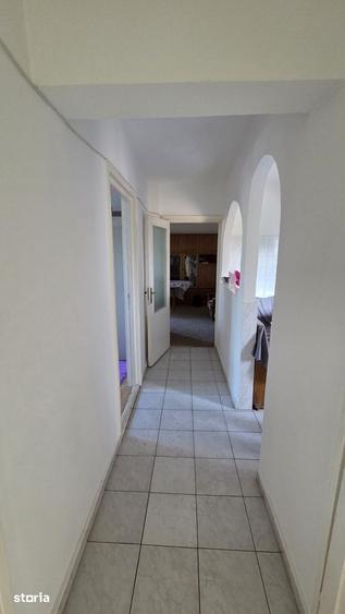 Apartament cu 3 camere decomandat în Micro 16