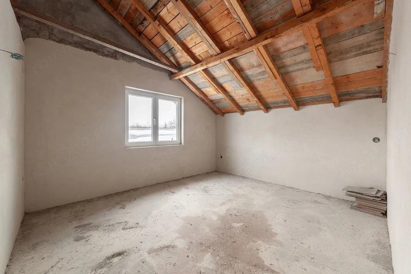 Casă cu 5 camere cu Teren 1044 Mp în Căteasca