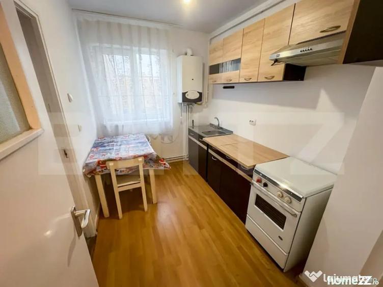 Apartament cu 4 camere semidecomandat, mobilat în 22 Decembrie