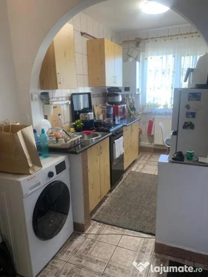 Apartament cu 3 camere semidecomandat, mobilat în Central
