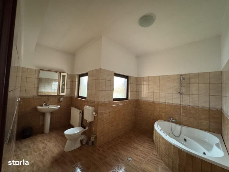 Casă cu 4 camere în Roșu