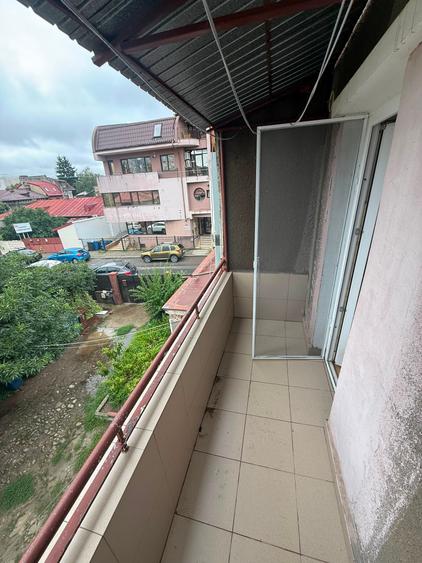 Apartament cu 3 camere semidecomandat în P-ța Victoriei