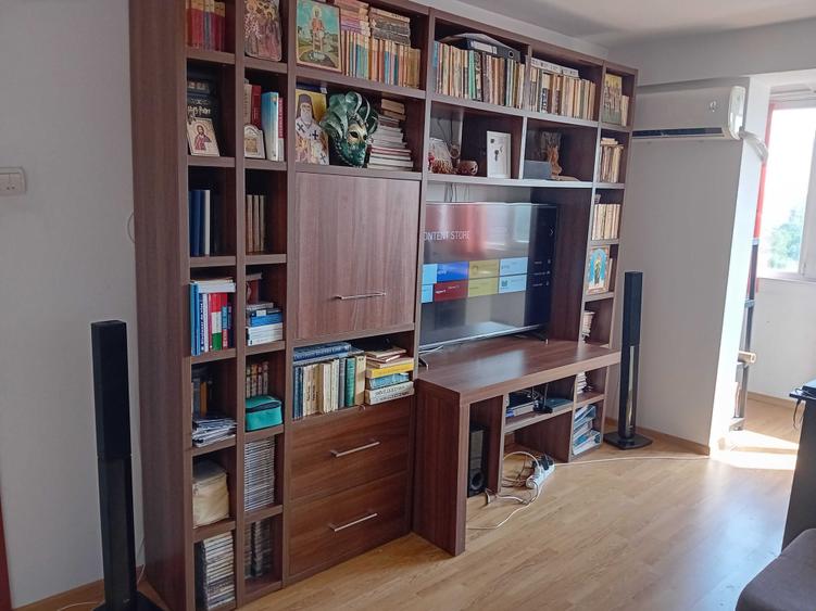 Apartament cu 3 camere semidecomandat în Titan