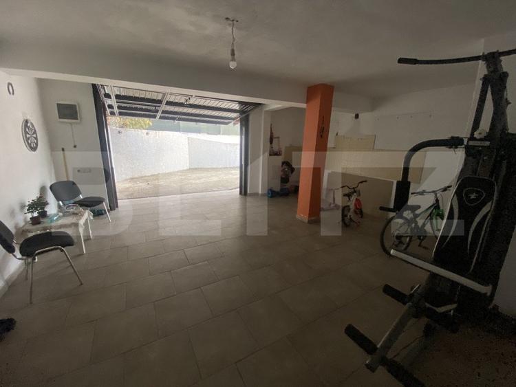 Casă individuală cu 8 camere cu Canalizare în Bucov