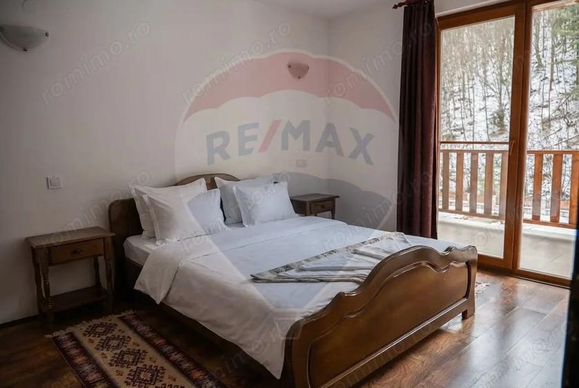 Casă cu 10 camere cu Teren 3300 Mp în Vale