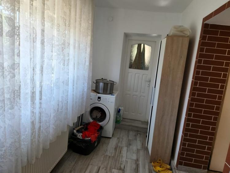 Casă individuală cu 6 camere cu Canalizare în Luna de Sus
