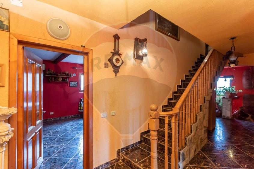 Casă cu 7 camere cu Teren 1020 Mp în Vest