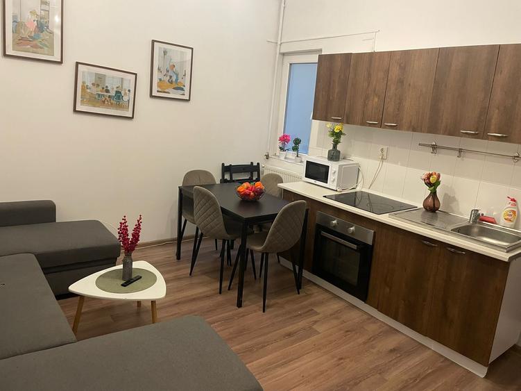 Apartament cu 4 camere decomandat în P-ța Universității