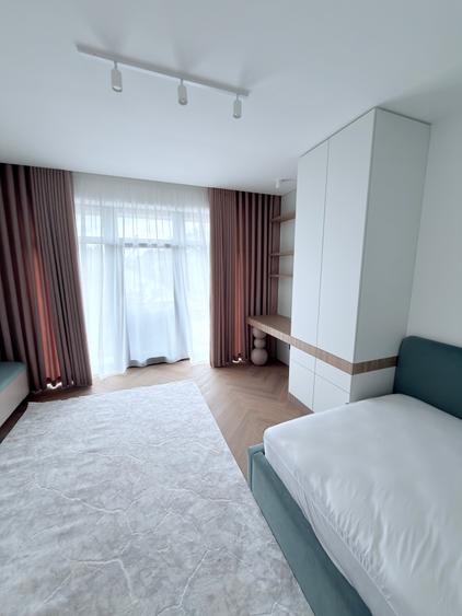 Casă individuală cu 5 camere cu Teren 1000 Mp în Central